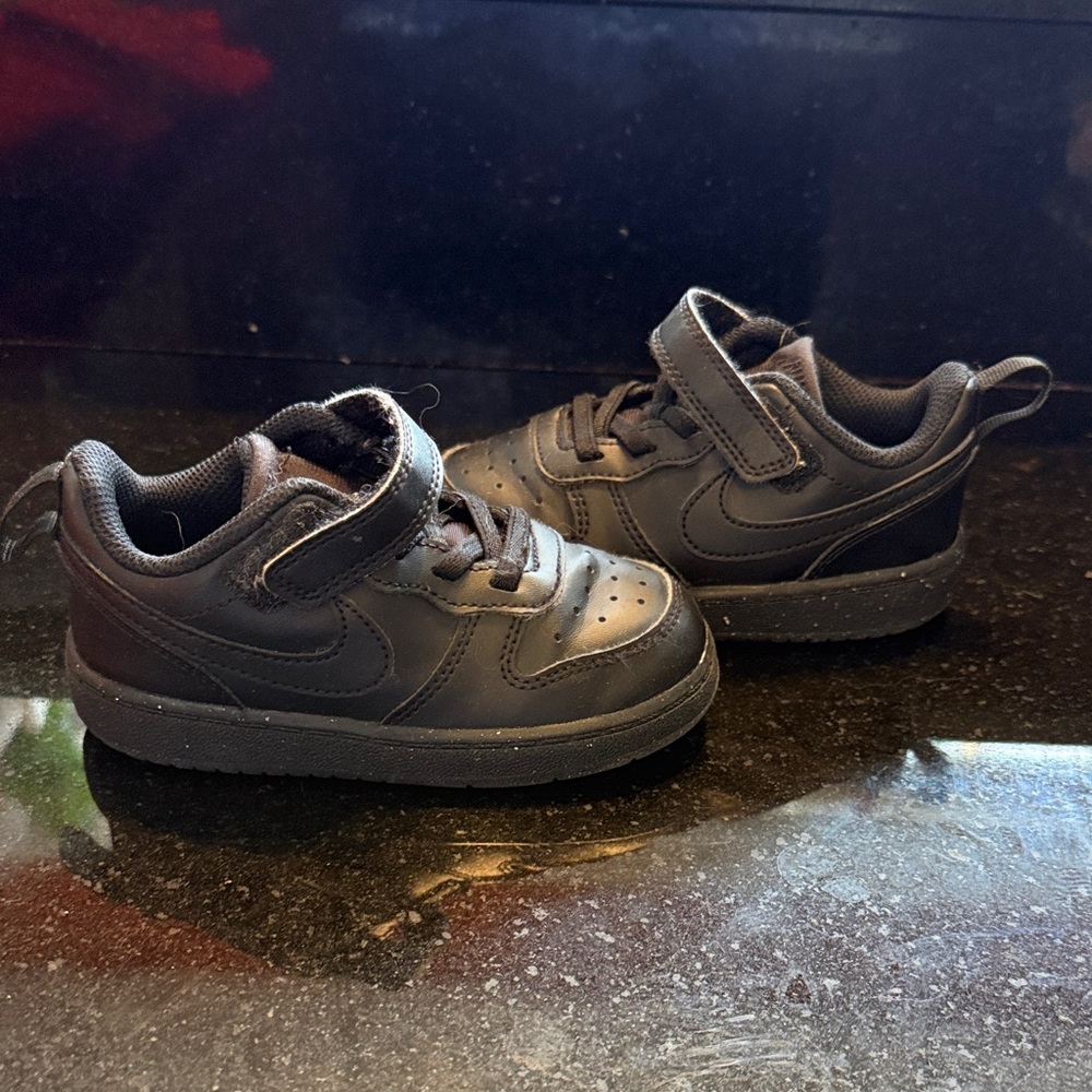 Nike Kids Black Low-Top Sneakers with Hook-and-Loop Strap